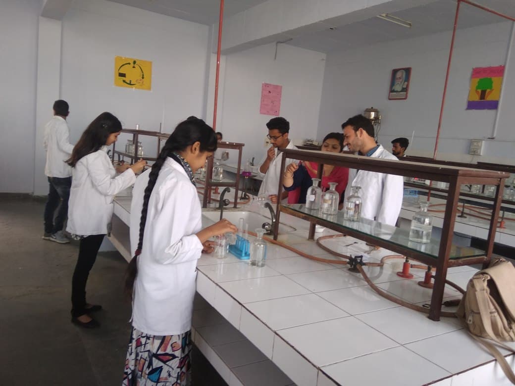 Chemistrty Lab at D.A.V. (PG) College, Karnal