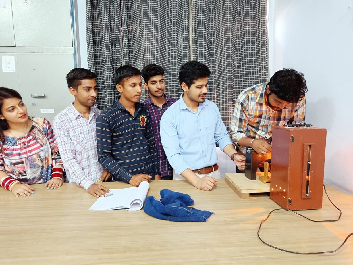 Physics Science Lab at D.A.V. (PG) College, Karnal