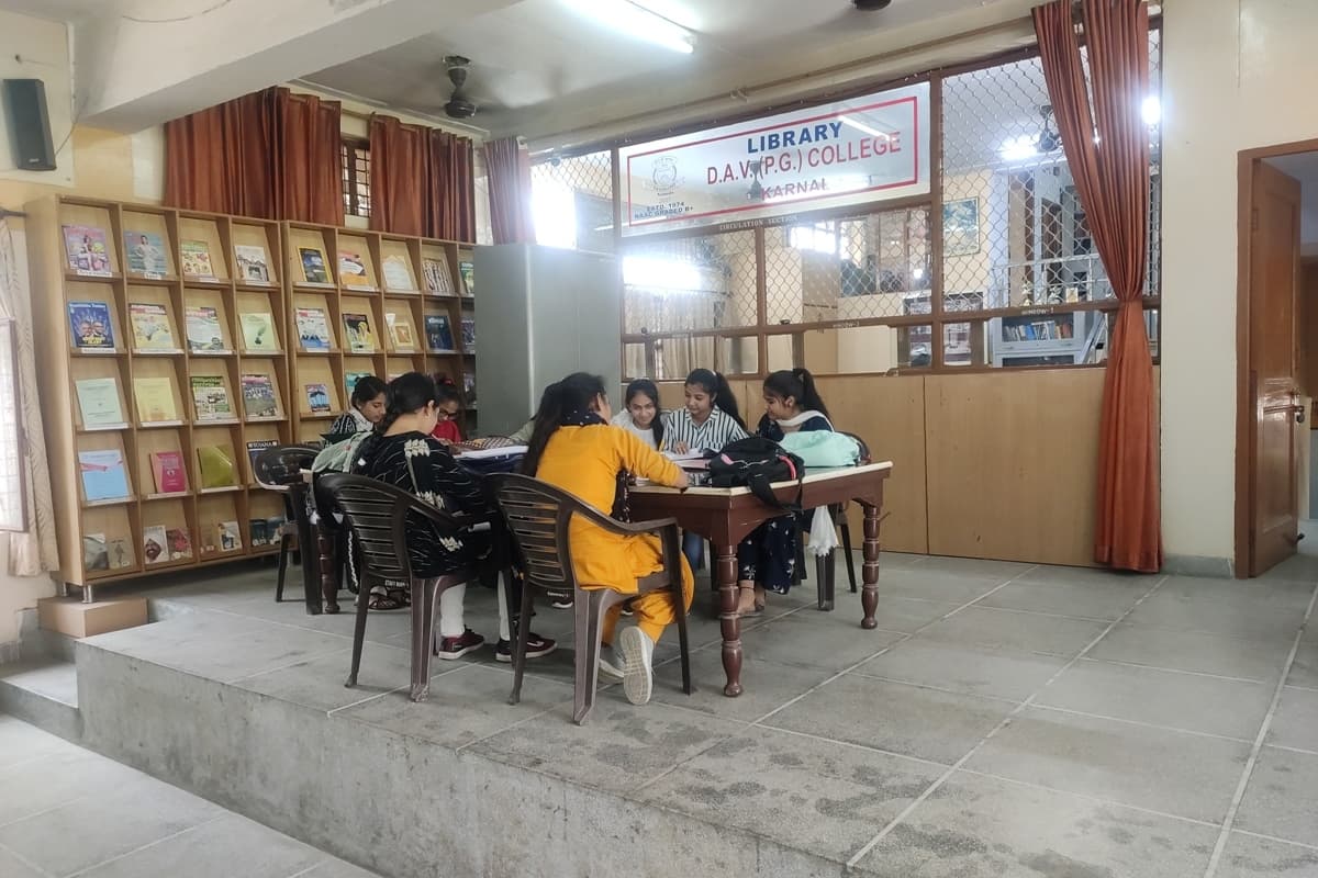 Library at D.A.V. (PG) College, Karnal