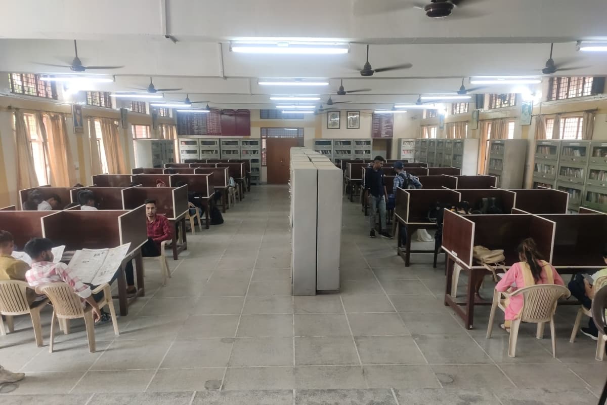 Library at D.A.V. (PG) College, Karnal